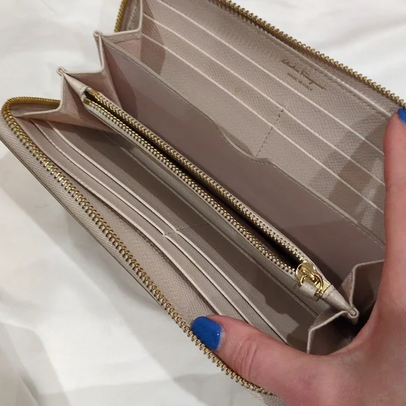 Salvatore Ferragamo Cream Beige Zip Around Wallet With Box - Picture 7 of 17